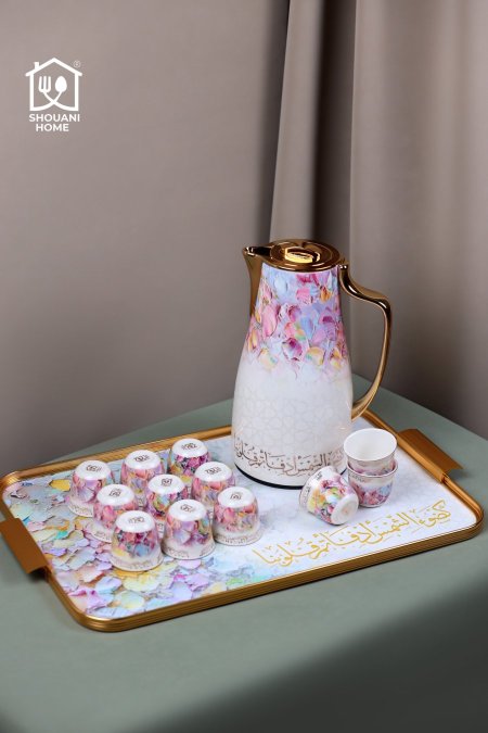 طقم دلة قهوة + فناجين سادة + صينية تقديم اوف وايت موردة زهري اطار ذهبي كتابة { كَضَوْءِ الشَّمْسِ أَدْفَأْتُمْ قُلُوبَنا }